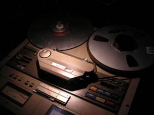 Lydkilden kan vre digital, analog eller foreligge p vinyl og andre lydbrere